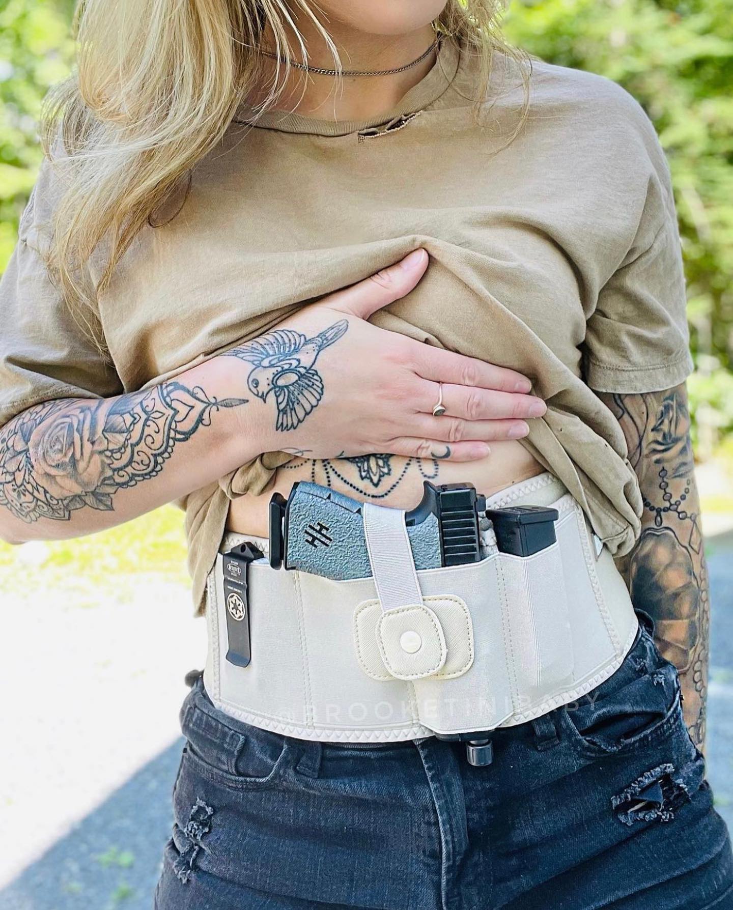 A women wearing a bravobelt belly band holster
